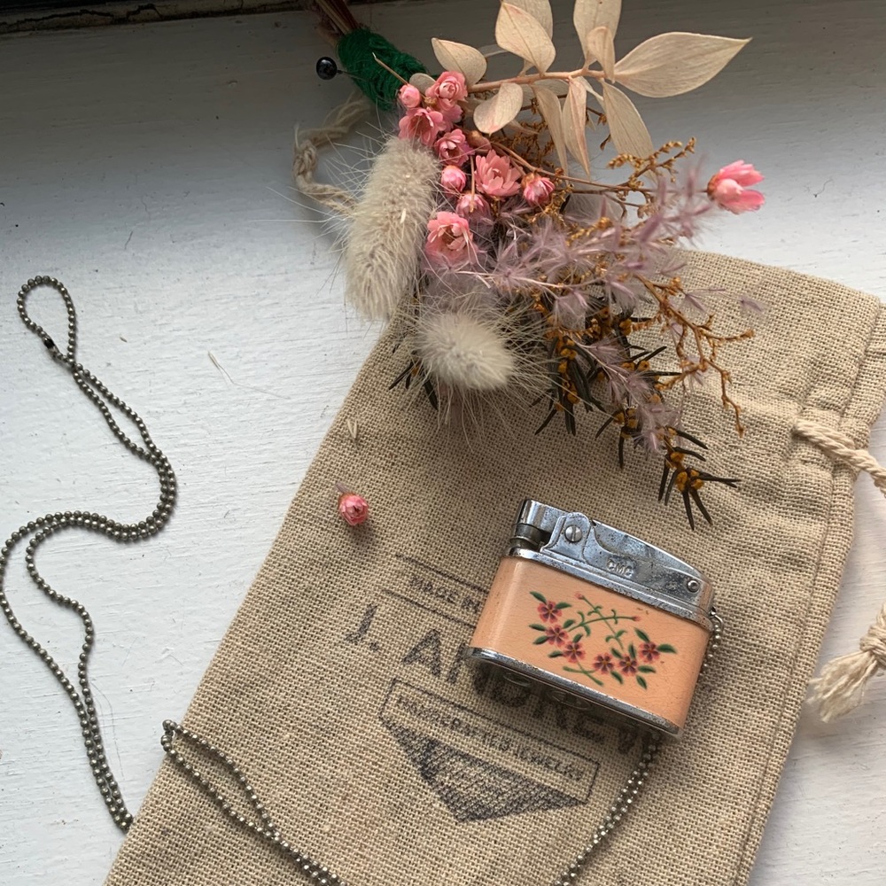 Vintage Floral Lighter Pendant 💐 🔥 ✨ - Picture 1 of 7